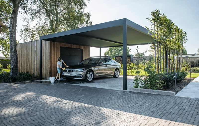Carport i aluminium med integrert bod i trekledning