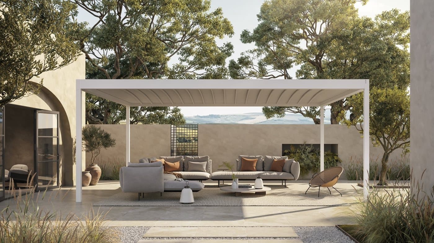 Corradi-pergola med duktak over en møblert uteplass