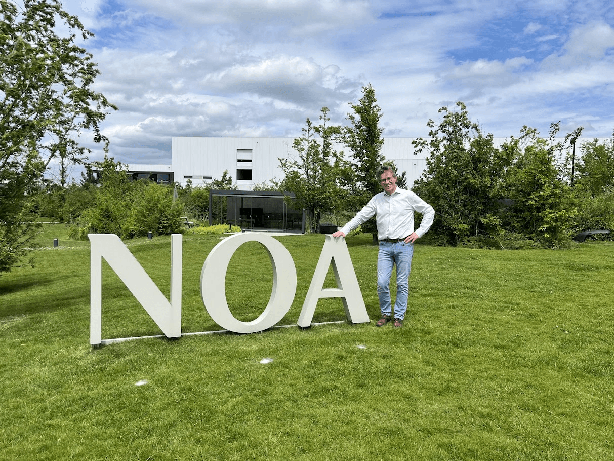 Even Bolme ved NOA-bokstavene i parken utenfor bygget