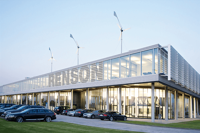 Rensons hovedkvarter i glass og aluminium med vindturbiner på taket