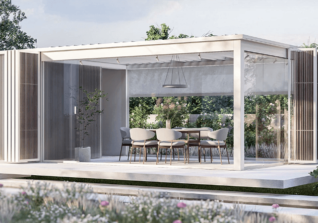 Pergola med lamelltak over en møblert uteplass